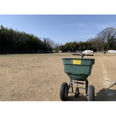 画像1: 田中電気グランドの芝の整備を行いました！